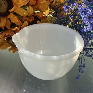 Vintage GLASBAKE for SUNBEAM 1 Quart Milk Glass Mixing Bowl. No Chips or Cracks
